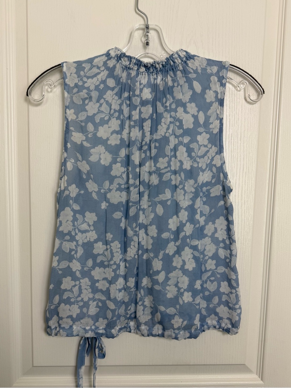 Revolve Bella Dahl Smocked Floral Sleeveless Blouse Size XS Blue White - Picture 3 of 7